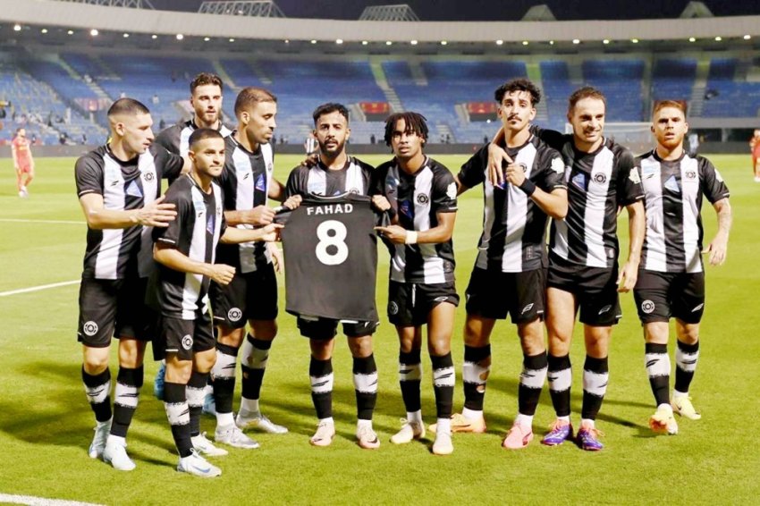 ماجد عمر يحمل قميص فهد المولد برفقة زملائه في الفريق الشبابي.